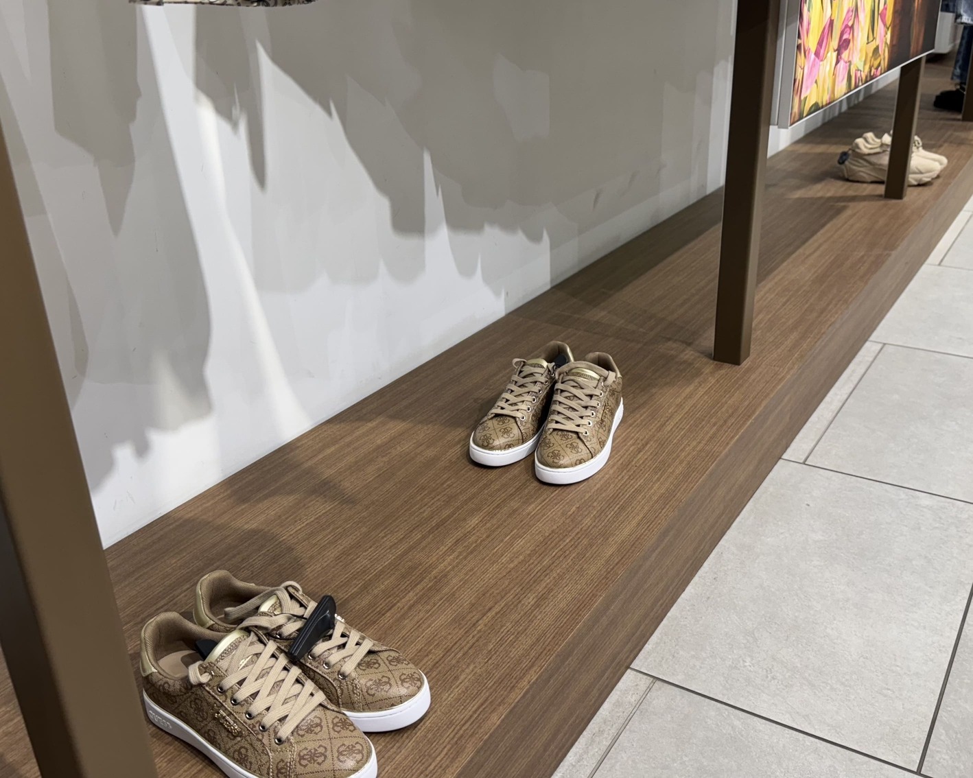 Магазин GUESS