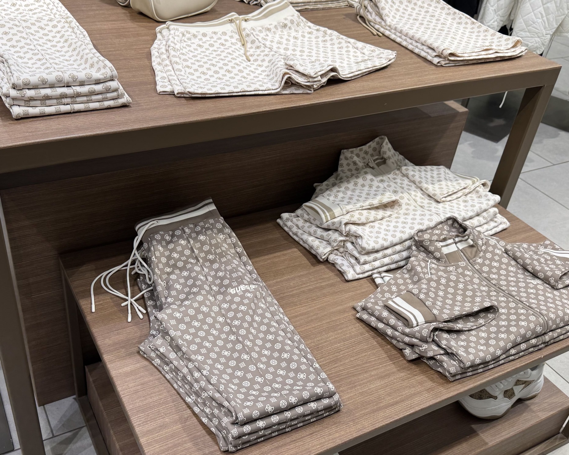 Магазин GUESS