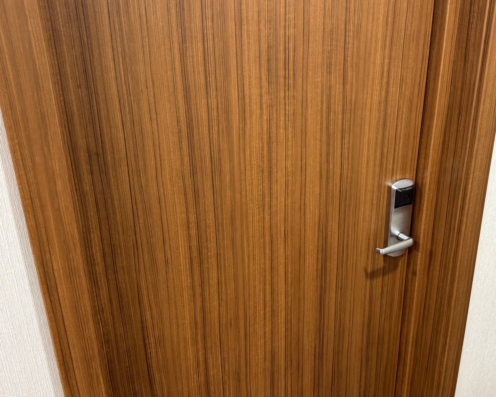 Обновление дверей в отеле Hilton