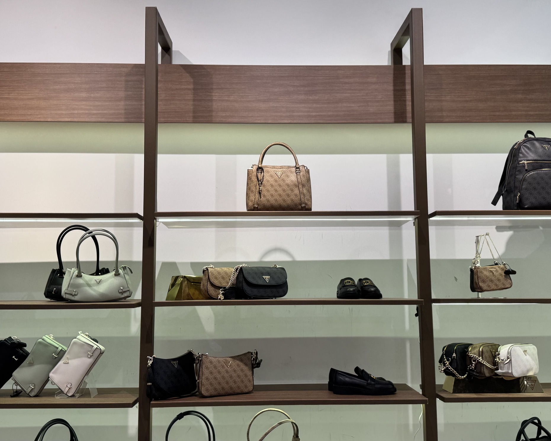 Магазин GUESS