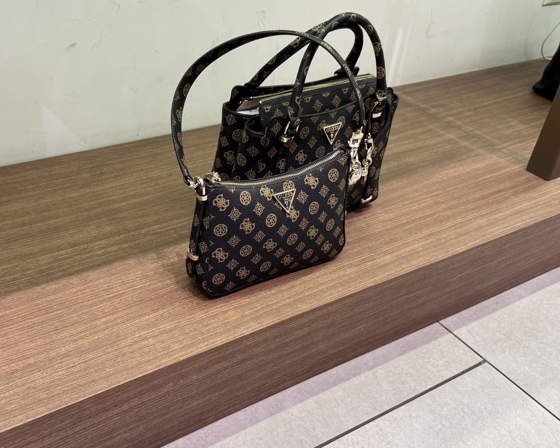 Магазин GUESS