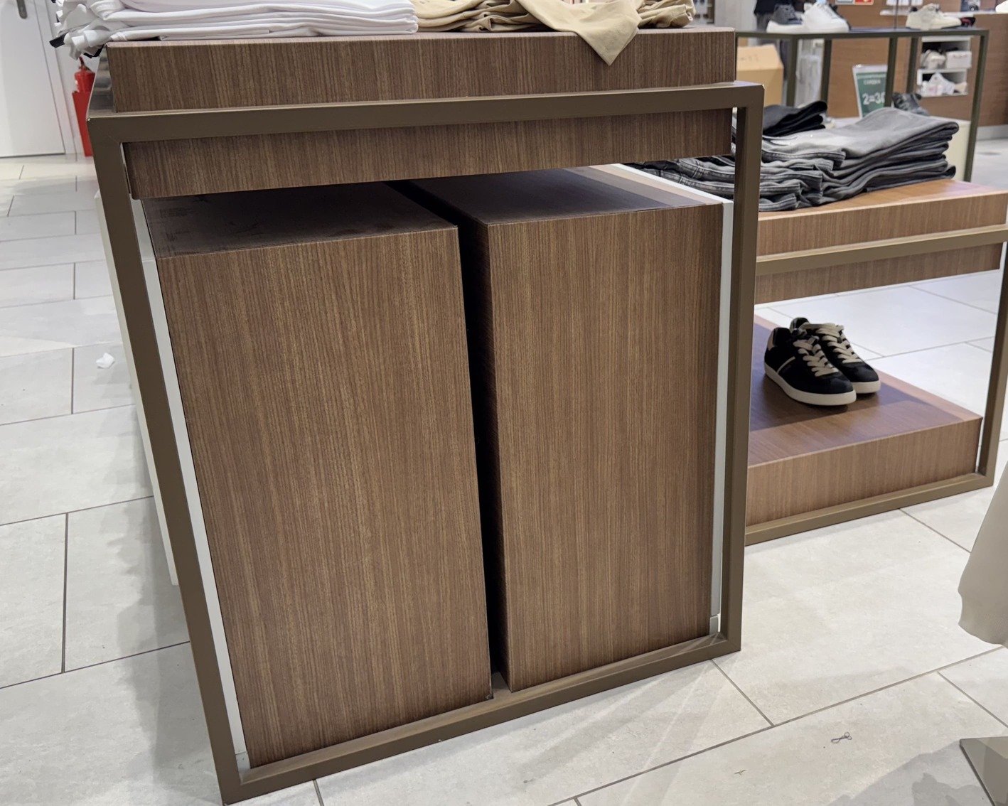 Магазин GUESS