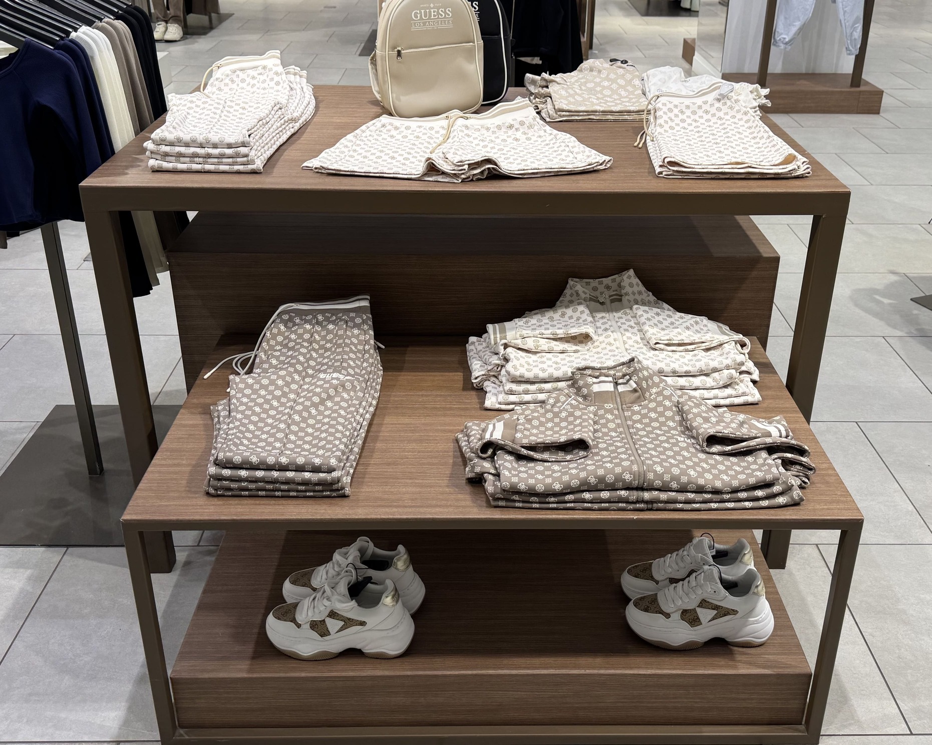 Магазин GUESS