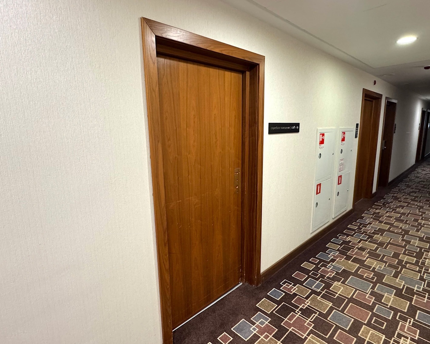 Обновление дверей в отеле Hilton