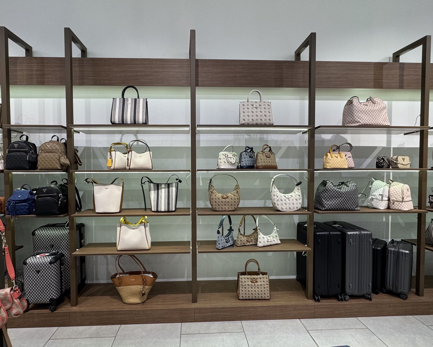 Магазин GUESS